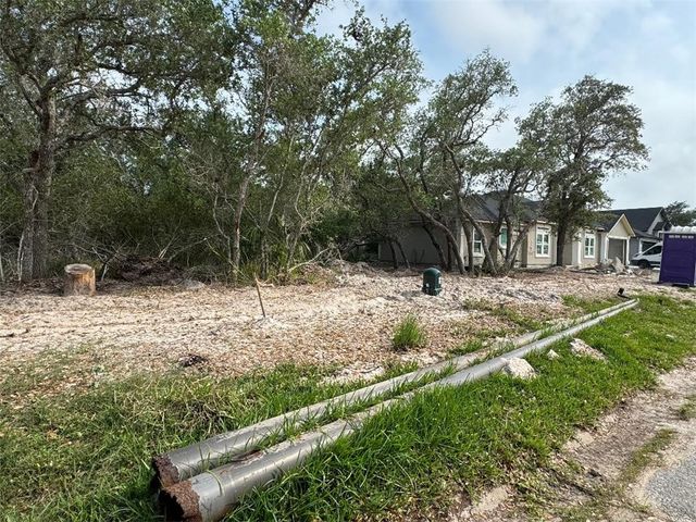 104 Oakmont Dr, Rockport, TX 78382