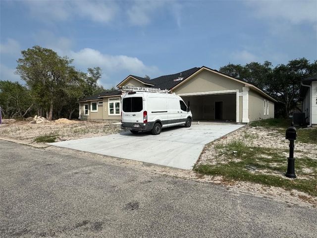 104 Oakmont Dr, Rockport, TX 78382