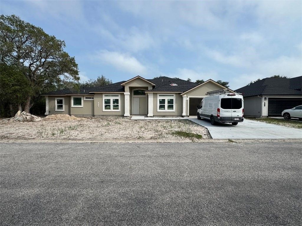 104 Oakmont Dr, Rockport, TX 78382