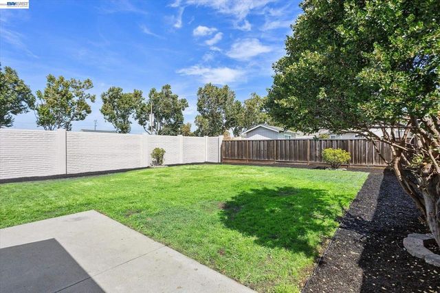 1220 Gilmore Dr, San Leandro, CA 94577
