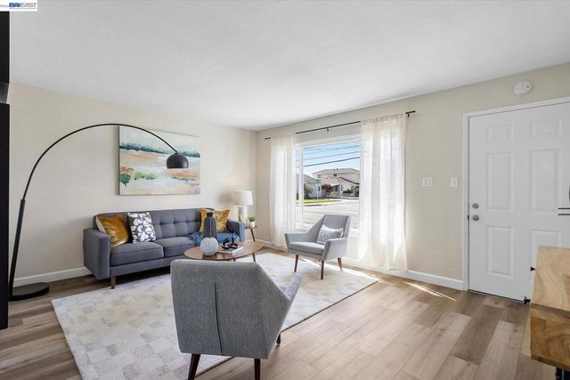 1220 Gilmore Dr, San Leandro, CA 94577