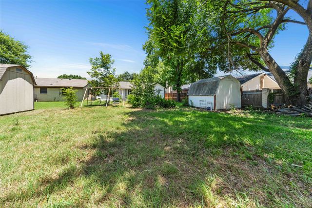 2221 Varsity Drive, Grand Prairie, TX 75051
