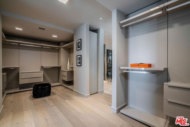 2391 Roscomare 201, Los Angeles, CA 90077