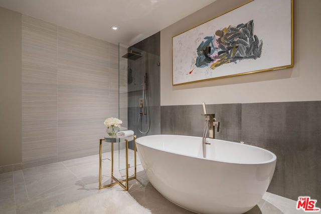 2391 Roscomare 201, Los Angeles, CA 90077