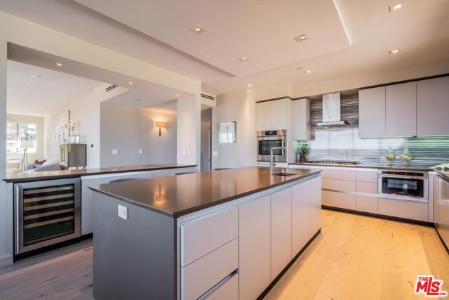 2391 Roscomare 201, Los Angeles, CA 90077