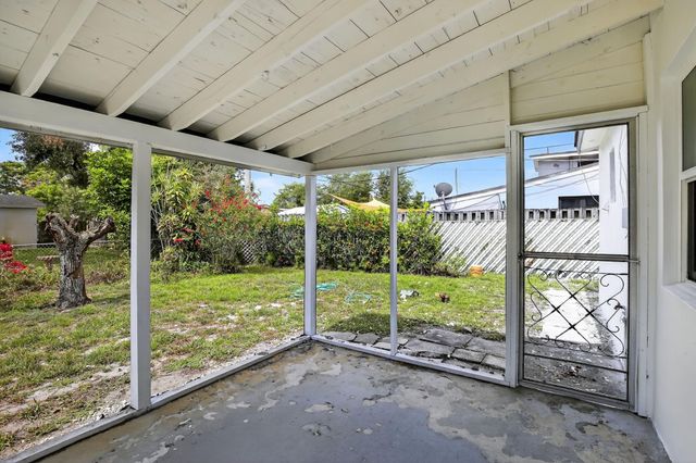 6620 Charleston St, Hollywood, FL 33024