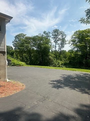 585 Burncoat St, Worcester, MA 01606