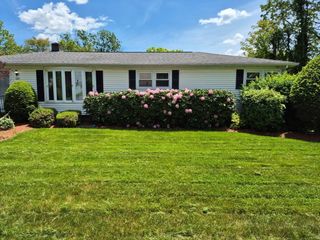 585 Burncoat St, Worcester, MA 01606