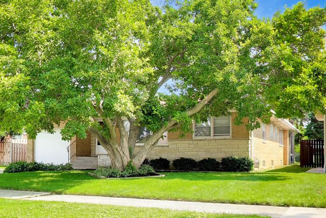 909 Worcester Avenue, Westchester, IL 60154