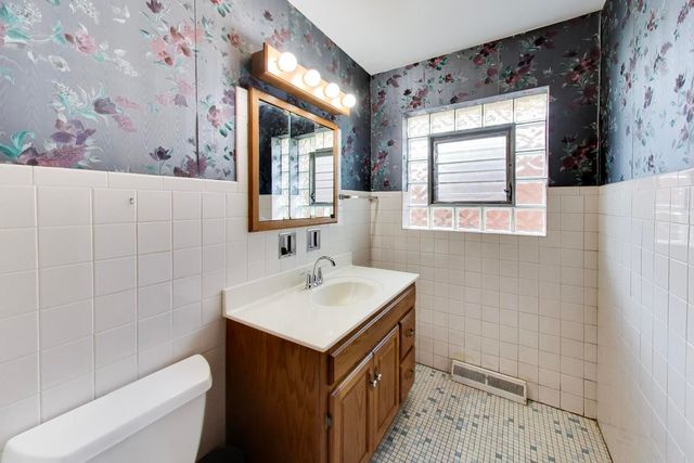 909 Worcester Avenue, Westchester, IL 60154