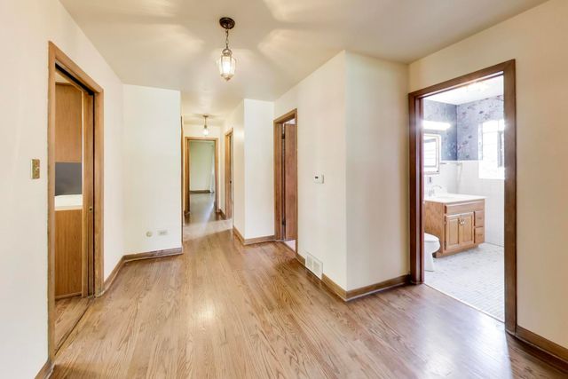 909 Worcester Avenue, Westchester, IL 60154