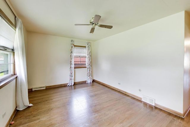 909 Worcester Avenue, Westchester, IL 60154