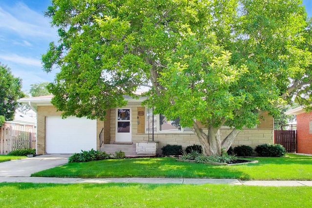 909 Worcester Avenue, Westchester, IL 60154