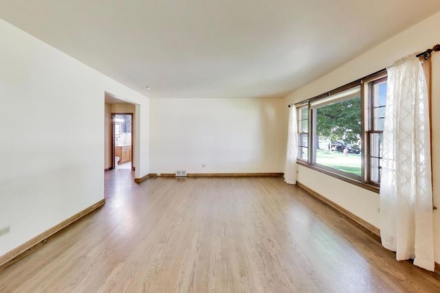 909 Worcester Avenue, Westchester, IL 60154