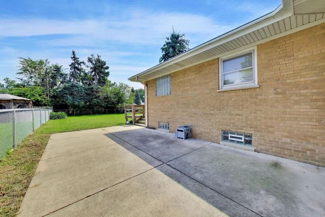 909 Worcester Avenue, Westchester, IL 60154