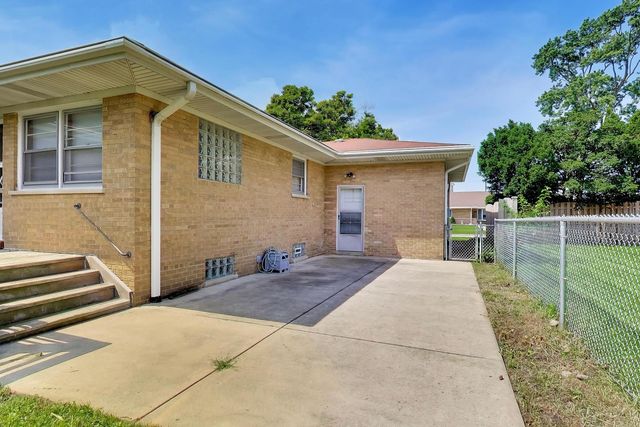 909 Worcester Avenue, Westchester, IL 60154
