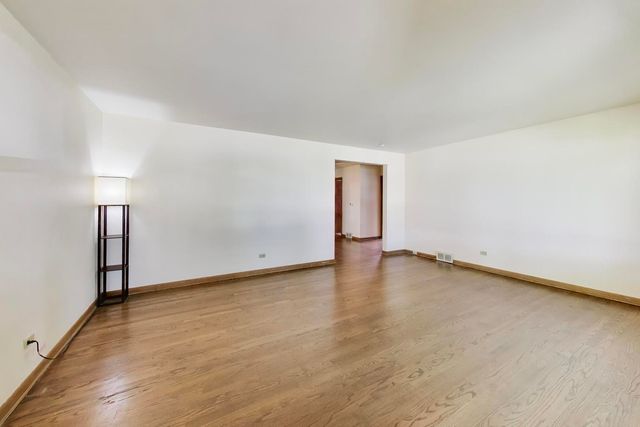 909 Worcester Avenue, Westchester, IL 60154
