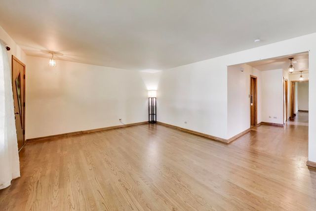 909 Worcester Avenue, Westchester, IL 60154