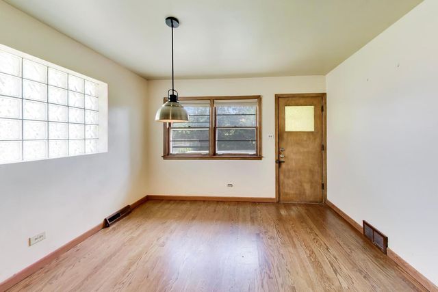909 Worcester Avenue, Westchester, IL 60154