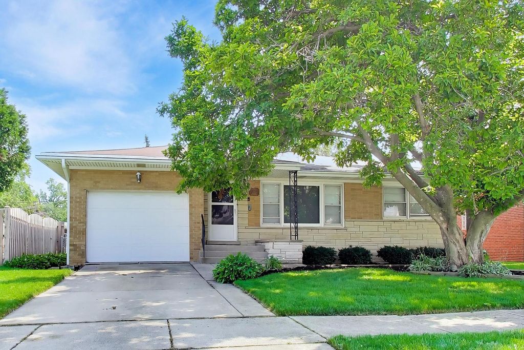 909 Worcester Avenue, Westchester, IL 60154