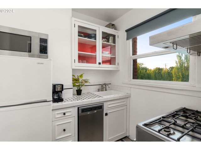 1631 Nw EVERETT St 301, Portland, OR 97209