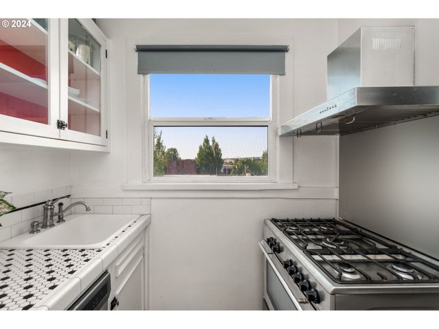 1631 Nw EVERETT St 301, Portland, OR 97209