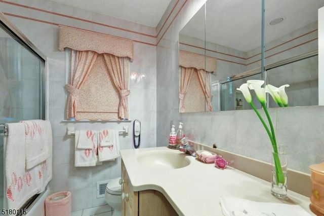 52 Otoole St, Westwood Boro, NJ 07675