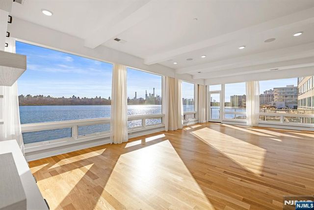 9 Somerset Lane 222, Edgewater, NJ 07020