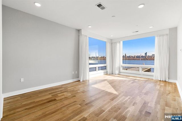 9 Somerset Lane 222, Edgewater, NJ 07020