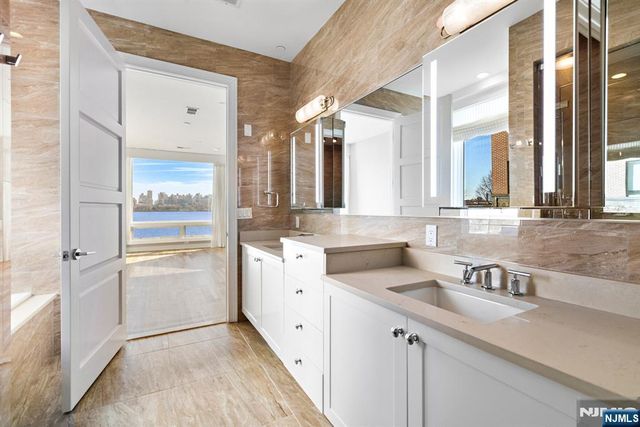 9 Somerset Lane 222, Edgewater, NJ 07020