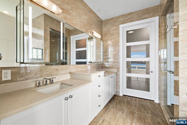 9 Somerset Lane 222, Edgewater, NJ 07020