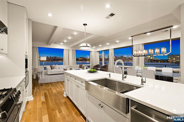 9 Somerset Lane 222, Edgewater, NJ 07020