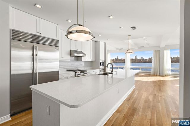 9 Somerset Lane 222, Edgewater, NJ 07020