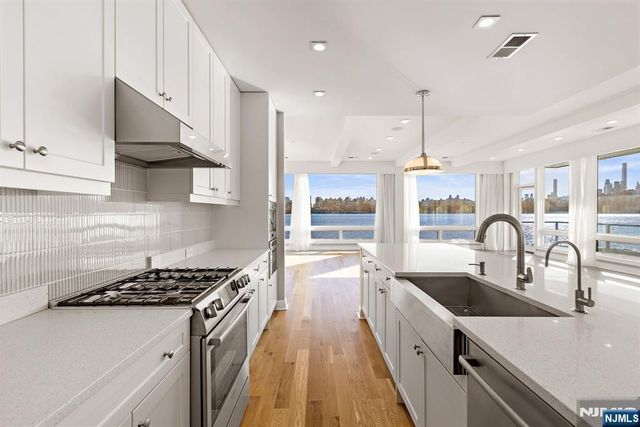 9 Somerset Lane 222, Edgewater, NJ 07020