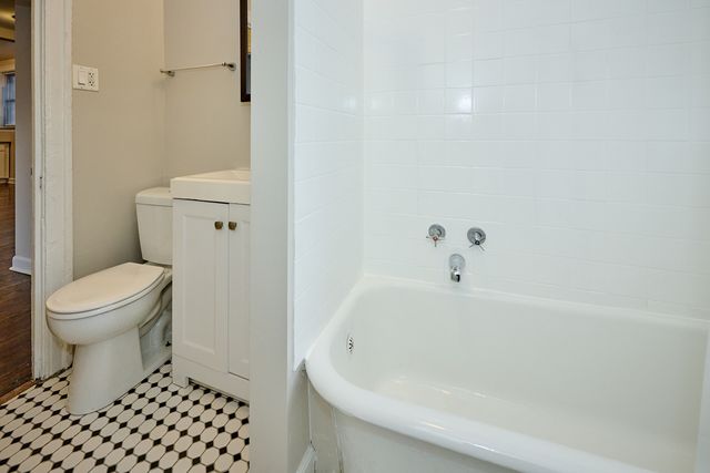 1351 W Touhy Avenue 2N, Chicago, IL 60626