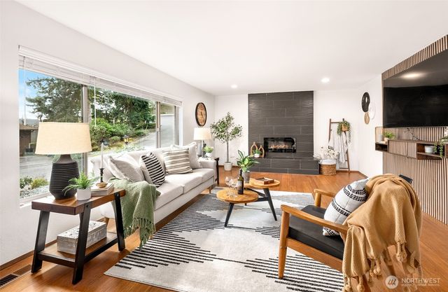 13922 Manor Way, Lynnwood, WA 98087