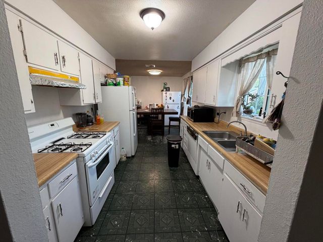 223 W Buena Vista Avenue, Visalia, CA 93291