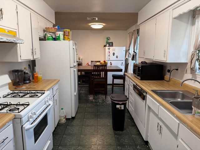 223 W Buena Vista Avenue, Visalia, CA 93291