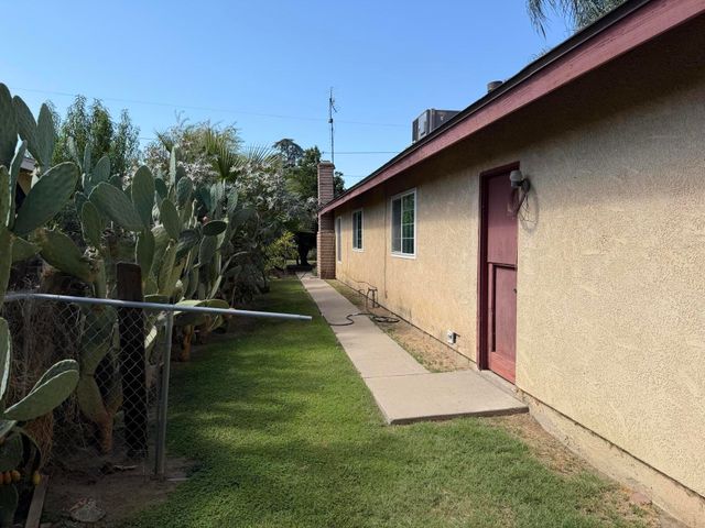 223 W Buena Vista Avenue, Visalia, CA 93291