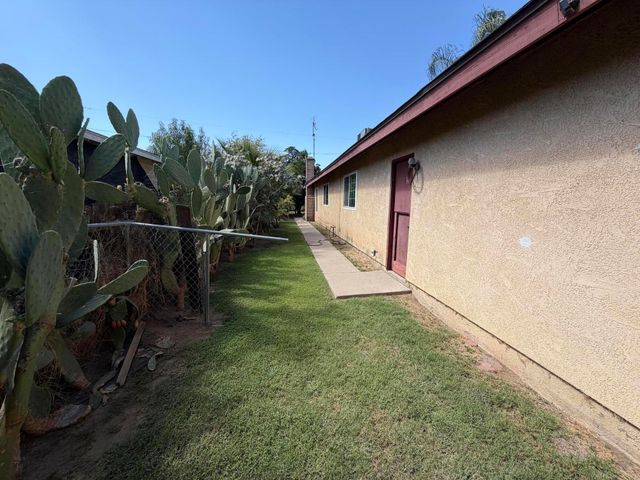 223 W Buena Vista Avenue, Visalia, CA 93291