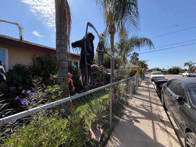 223 W Buena Vista Avenue, Visalia, CA 93291