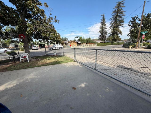 223 W Buena Vista Avenue, Visalia, CA 93291