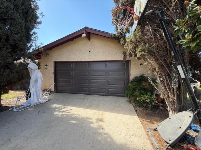 223 W Buena Vista Avenue, Visalia, CA 93291