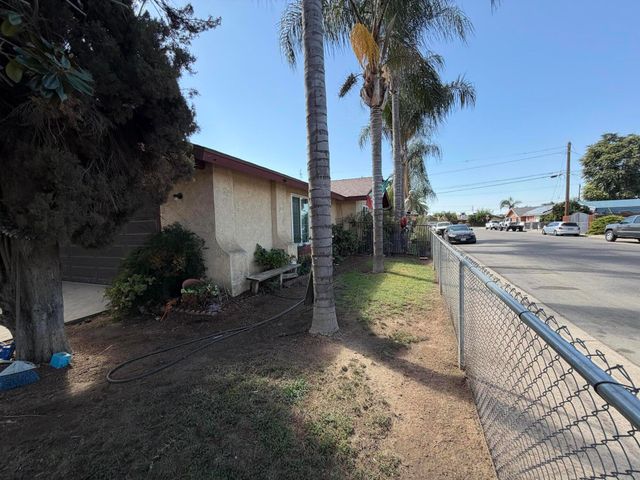 223 W Buena Vista Avenue, Visalia, CA 93291