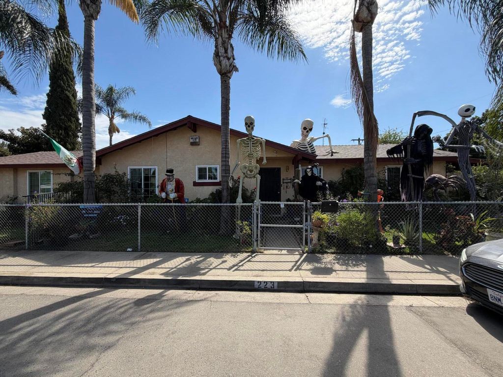 223 W Buena Vista Avenue, Visalia, CA 93291