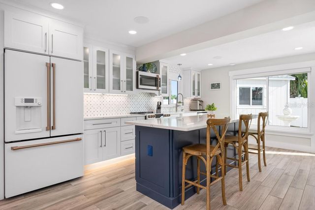 211 85TH STREET, Holmes Beach, FL 34217