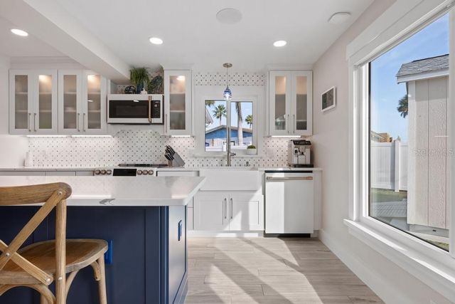 211 85TH STREET, Holmes Beach, FL 34217