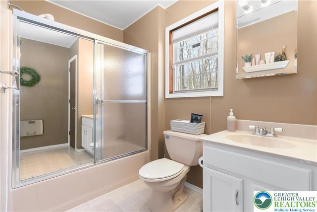 462 Country Place Drive, Coolbaugh Twp, PA 18466