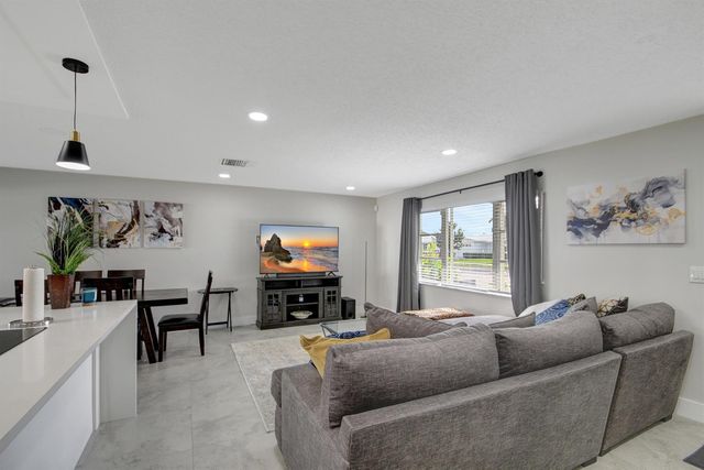 716 SW 18th Street, Boynton Beach, FL 33426