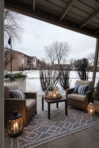 16W540 Lake Drive 104, Willowbrook, IL 60527